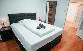 Vienna Shopping Center 6A Apartment